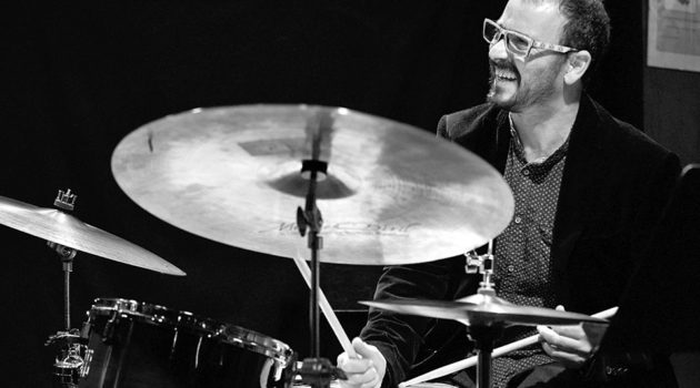 El batería Juanma Barroso reflexiona sobre las escenas de jazz en España y las instituciones formativas.