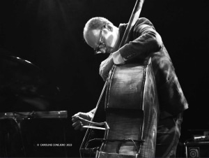 Barak Mori del Quinteto de Avishai Cohen - NYCWJF 2023 © Caroline Conejero